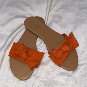 Womens slide sandals 🧡